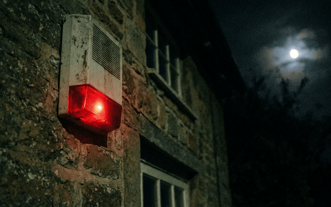 Alarme de maison qui sonne dans le vide sans personne pour réagir