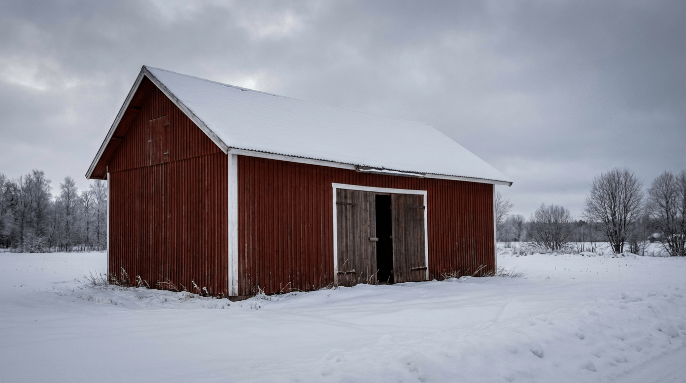 Isolerad svensk lada på landsbygden som behöver inbrottsskydd